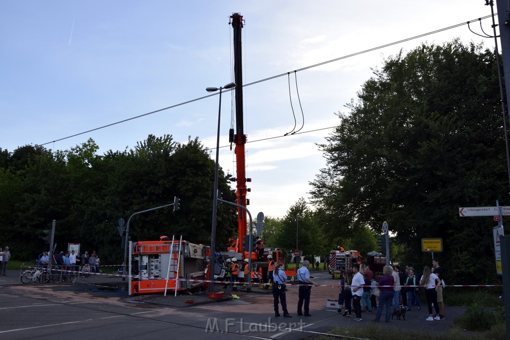 TLF 4 umgestuerzt Koeln Bocklemuend Ollenhauer Ring Militaerringstr P098.JPG - Miklos Laubert